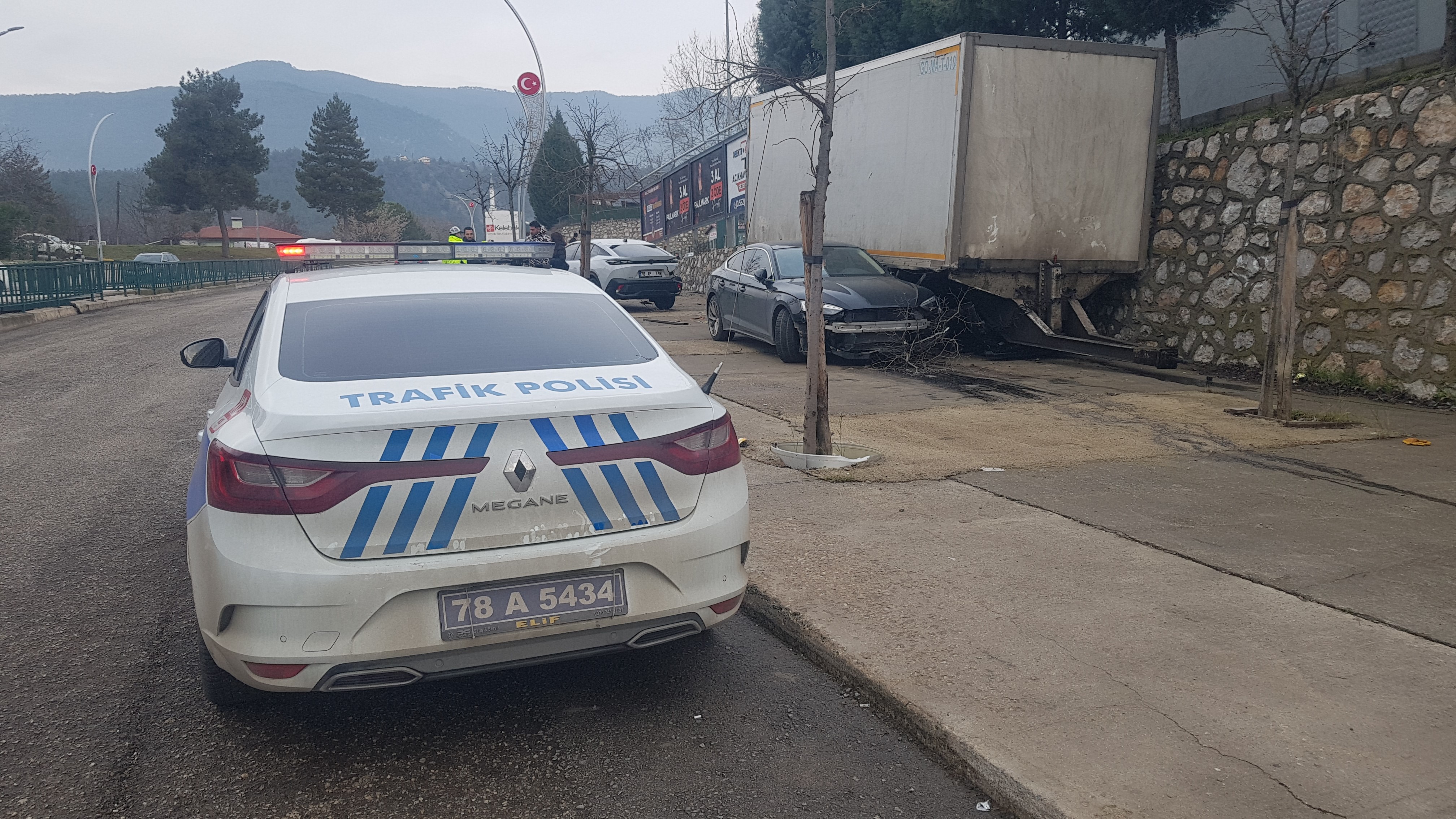 kamyondan ayrildi araclari bicti 3 r7MzCi6q