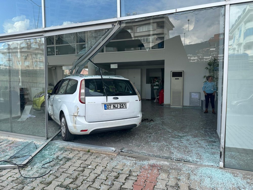 kamyonetle carpisan otomobil bayiye daldi o anlar kamerada 0
