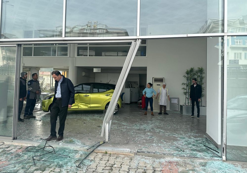 kamyonetle carpisan otomobil bayiye daldi o anlar kamerada 3 dQVEiRA2
