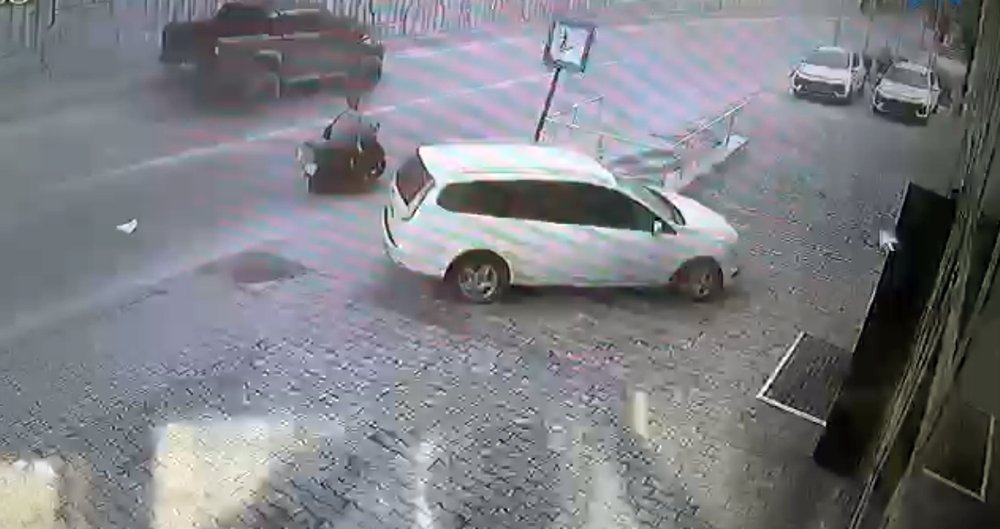 kamyonetle carpisan otomobil bayiye daldi o anlar kamerada 4 qX4fFHuv