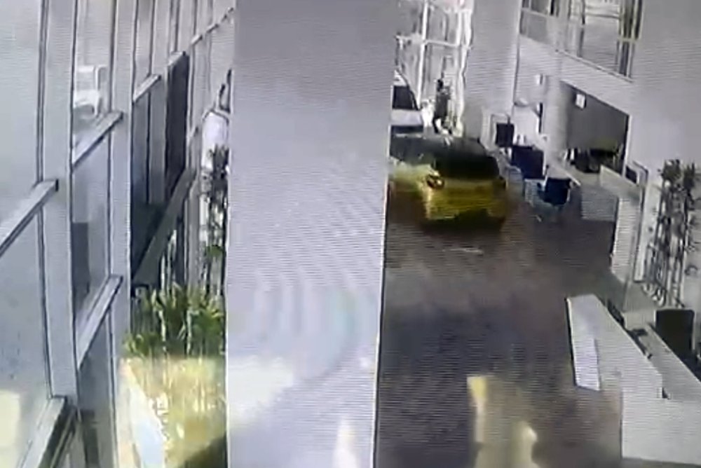 kamyonetle carpisan otomobil bayiye daldi o anlar kamerada 7 34tv4Bir