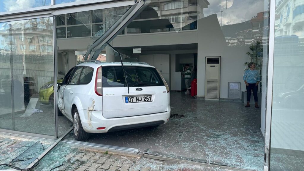 kamyonetle carpisan otomobil bayiye daldi o anlar kamerada vFbIpriL