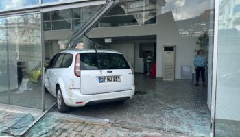 kamyonetle carpisan otomobil bayiye daldi o anlar kamerada vFbIpriL