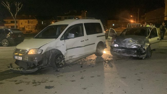 karamanda hafif ticari aracla otomobil carpisti 1 nf2iJNb1