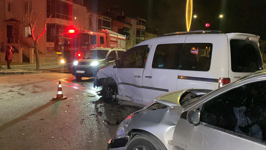 karamanda hafif ticari aracla otomobil carpisti uWgIuGXP