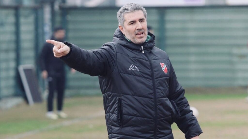 karsiyakanin yuzu ahmet yildirim ile guluyor 4CBSSKJL