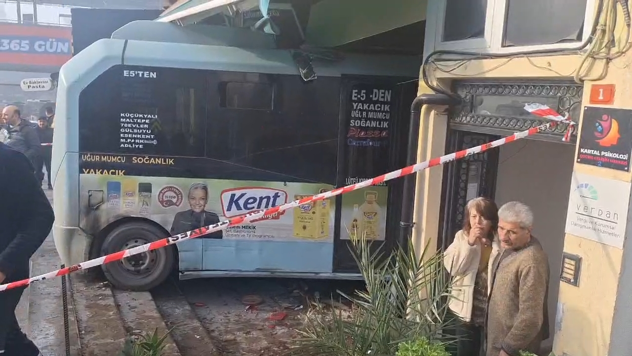 kartalda freni patlayan yolcu minibusu kuafore daldi 3 kisi yaralandi 1 jD2ZlVa4