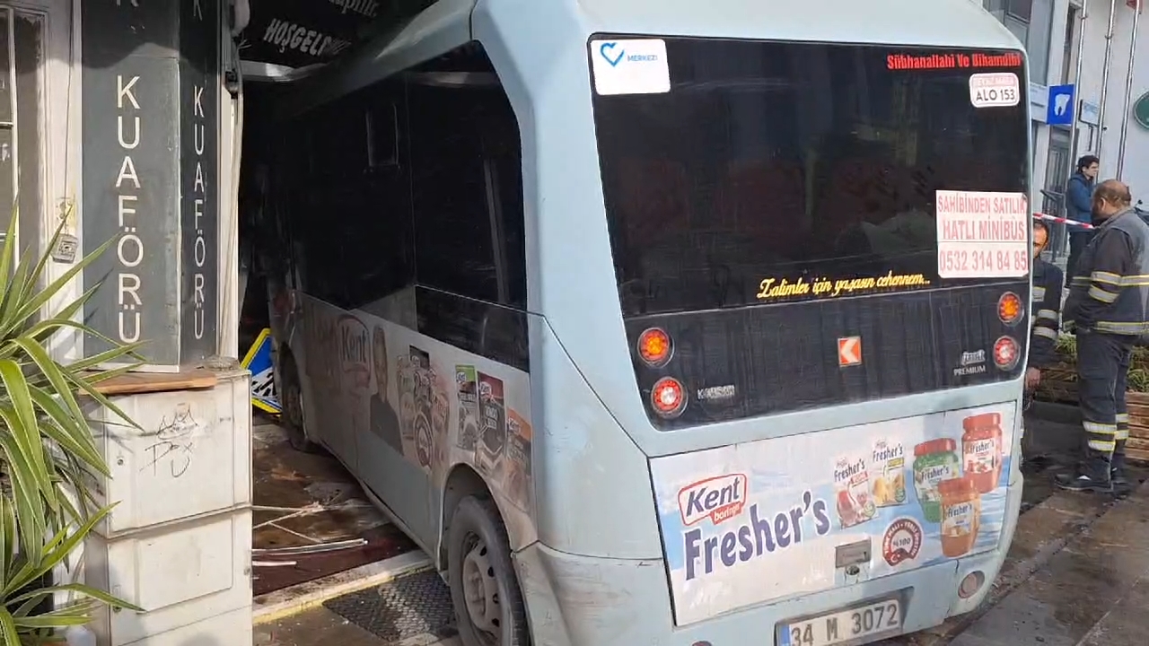 kartalda minibus dukkana girdi yaralilar var 0 fYvAeIWL
