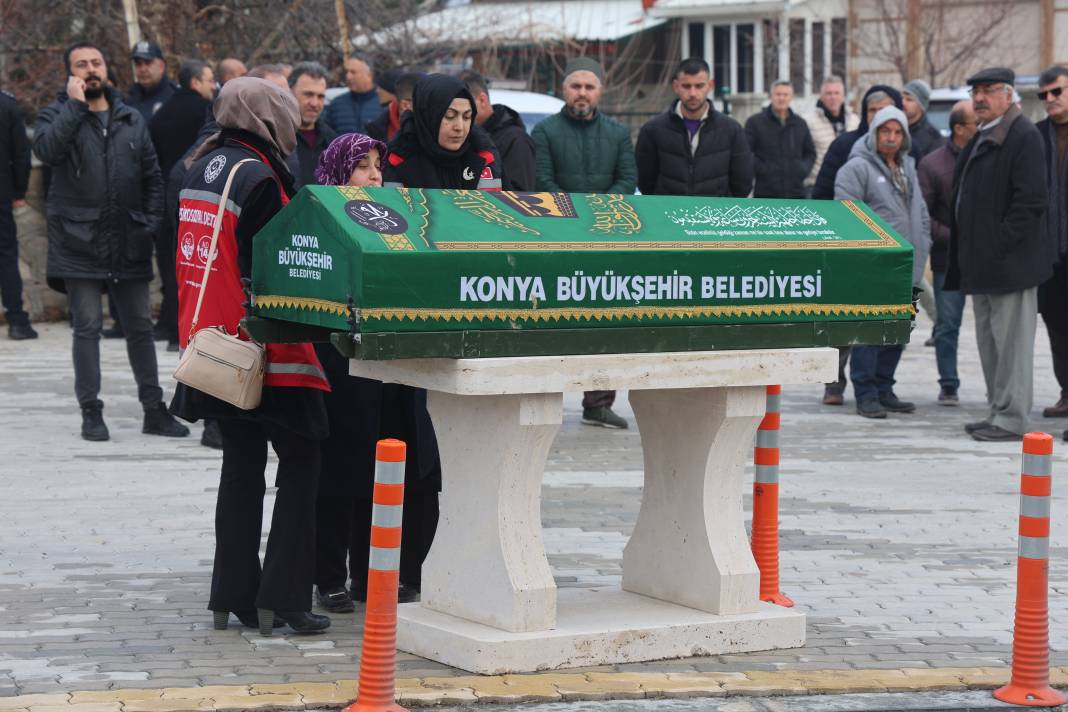 Kartalkaya Kayak Merkezi'ndeki yangın faciasında hayatını kaybeden Mert Doğan ile eşi ve iki çocuğuna son veda 12 kartalkaya kayak merkezindeki yangin faciasinda hayatini kaybeden mert dogan ile esi ve iki cocuguna 43unSeGY