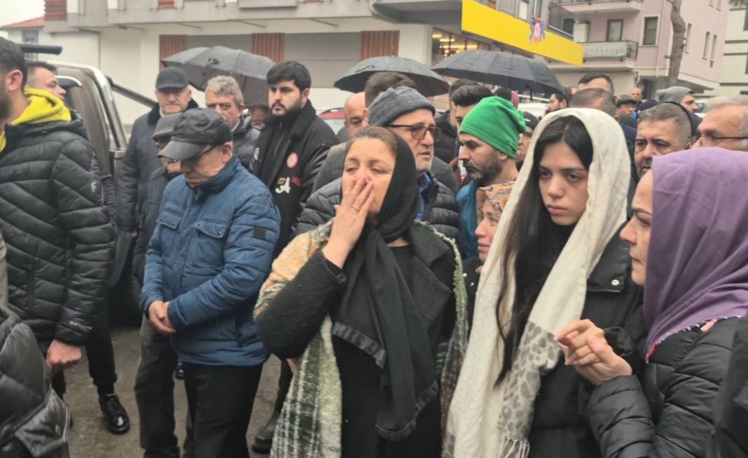 Kartalkaya Kayak Merkezi'ndeki yangın faciasında hayatını kaybeden Mert Doğan ile eşi ve iki çocuğuna son veda 14 kartalkaya kayak merkezindeki yangin faciasinda hayatini kaybeden mert dogan ile esi ve iki cocuguna ECyUmqr7
