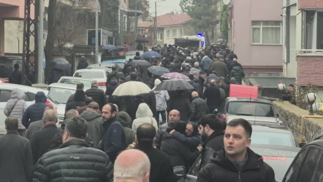 Kartalkaya Kayak Merkezi'ndeki yangın faciasında hayatını kaybeden Mert Doğan ile eşi ve iki çocuğuna son veda 15 kartalkaya kayak merkezindeki yangin faciasinda hayatini kaybeden mert dogan ile esi ve iki cocuguna Gvc9PKPS