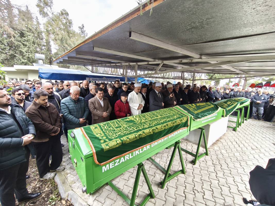 Kartalkaya Kayak Merkezi'ndeki yangın faciasında hayatını kaybeden Mert Doğan ile eşi ve iki çocuğuna son veda 3 kartalkaya kayak merkezindeki yangin faciasinda hayatini kaybeden mert dogan ile esi ve iki cocuguna LpyCWh88