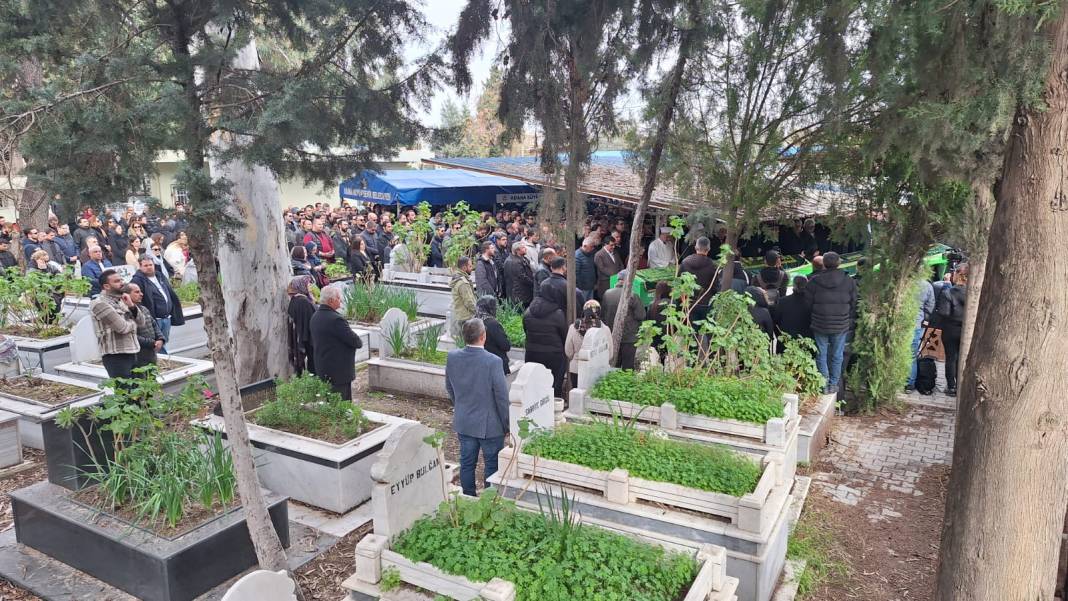 Kartalkaya Kayak Merkezi'ndeki yangın faciasında hayatını kaybeden Mert Doğan ile eşi ve iki çocuğuna son veda 8 kartalkaya kayak merkezindeki yangin faciasinda hayatini kaybeden mert dogan ile esi ve iki cocuguna mhybRAIr