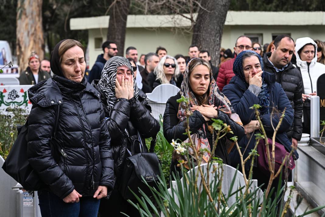 Kartalkaya Kayak Merkezi'ndeki yangın faciasında hayatını kaybeden Mert Doğan ile eşi ve iki çocuğuna son veda 23 kartalkaya kayak merkezindeki yangin faciasinda hayatini kaybeden mert dogan ile esi ve iki cocuguna vmJq5sij