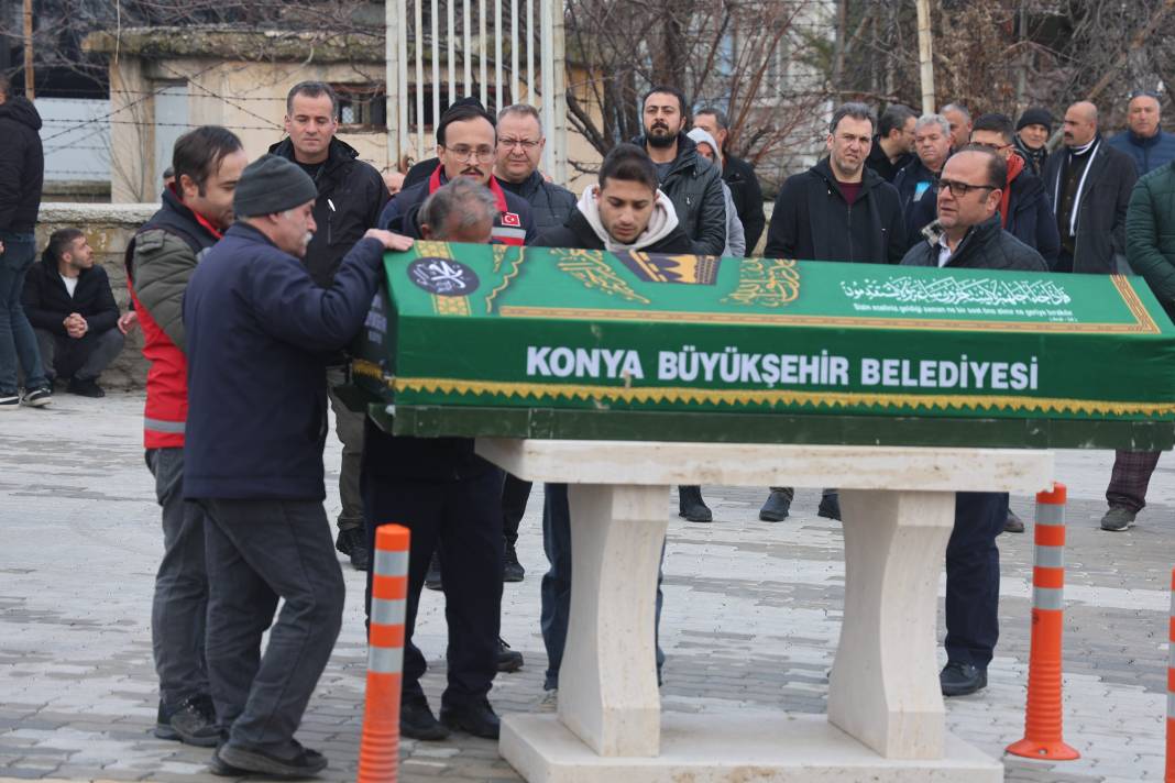 Kartalkaya Kayak Merkezi'ndeki yangın faciasında hayatını kaybeden Mert Doğan ile eşi ve iki çocuğuna son veda 13 kartalkaya kayak merkezindeki yangin faciasinda hayatini kaybeden mert dogan ile esi ve iki cocuguna zcHqZXDY