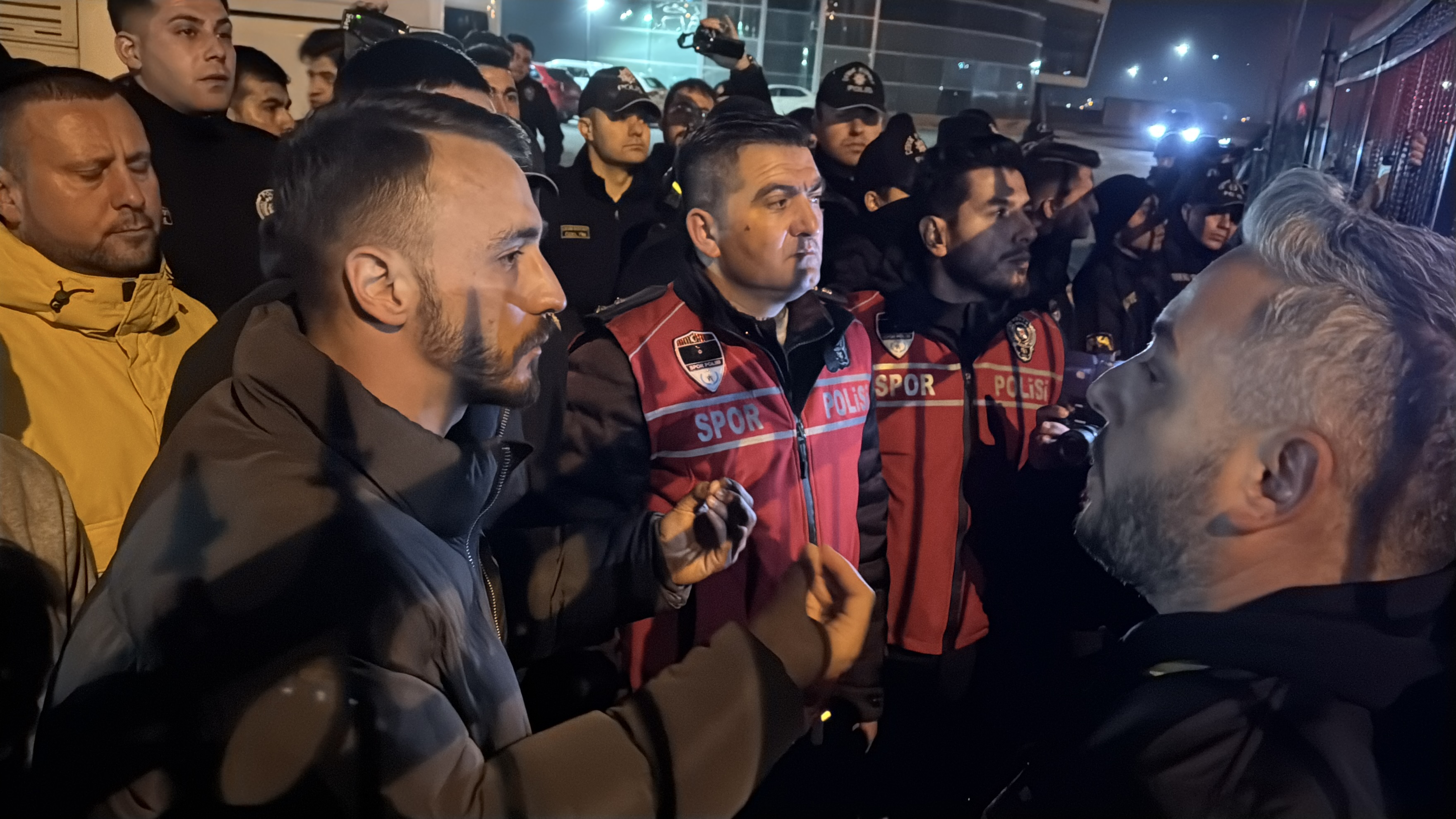 kayserispor taraftari tesislere baskin yapti 0 jZNMAAJS