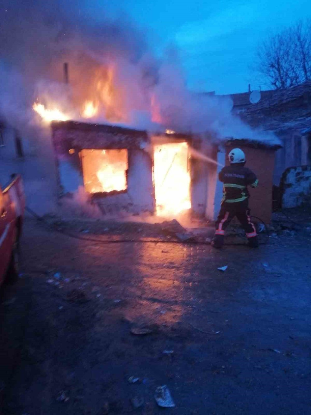 kesanda alev alan ev kullanilamaz hale geldi 1 SsdjVzjg