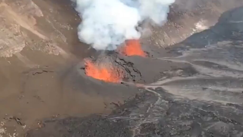 kilauea yanardaginda patlama lavlar 80 metreye ulasti k2djk72J