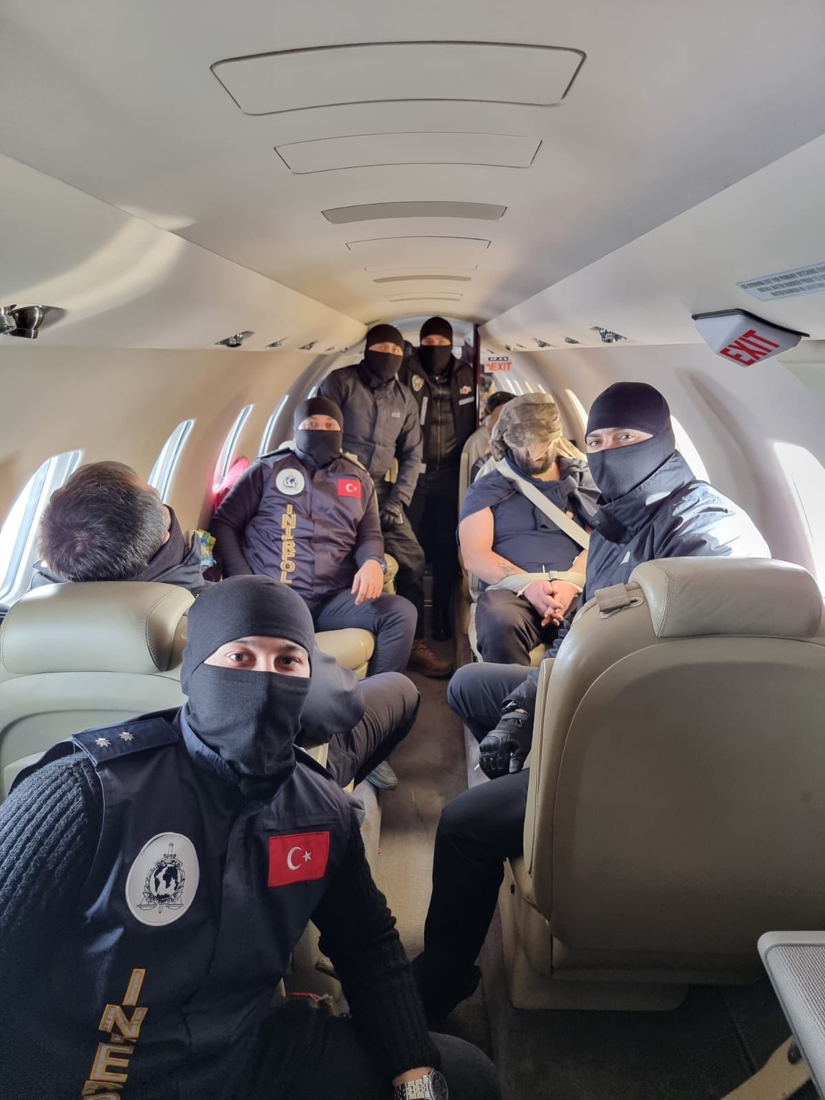 kirmizi bultenle aranan suc orgutu elebasi ercan yilmaz ve orgut uyesi ibrahim kaymak turkiyeye 4YZETzBG