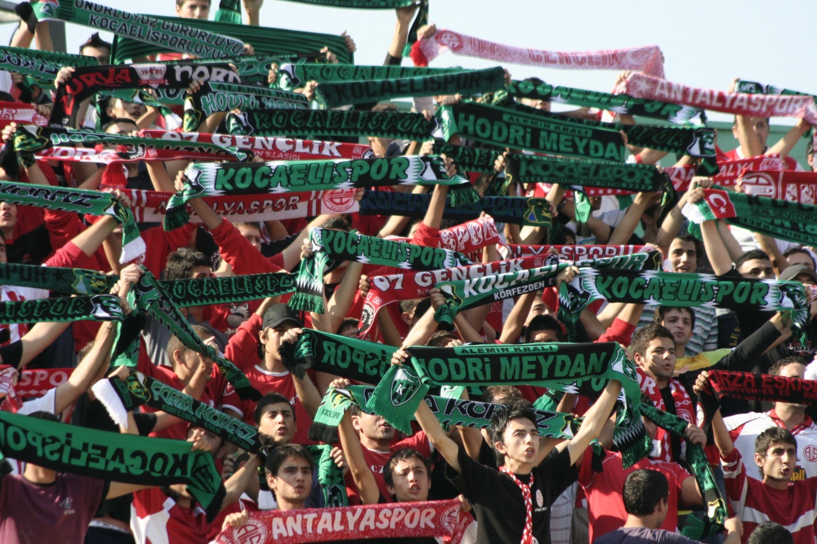 kocaelisporlu taraftarlar antalyaspora kesilen cezaya ortak oldu 0 Ir3lYcKH