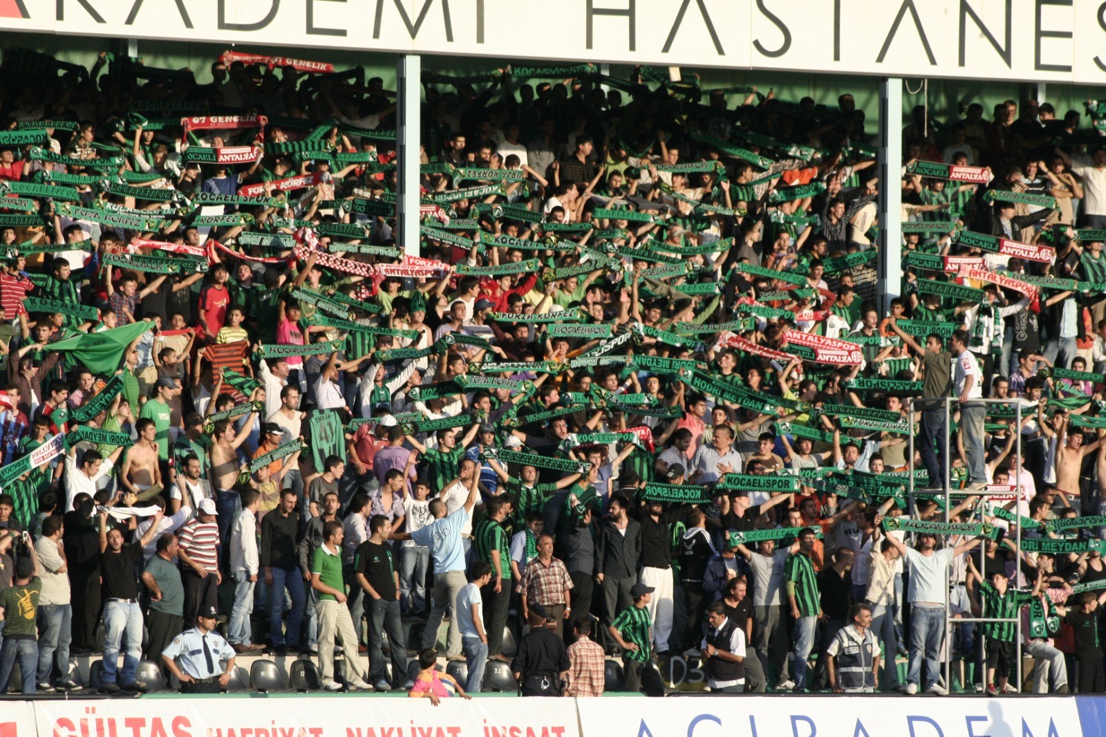 kocaelisporlu taraftarlar antalyaspora kesilen cezaya ortak oldu 1 yrln9h1e