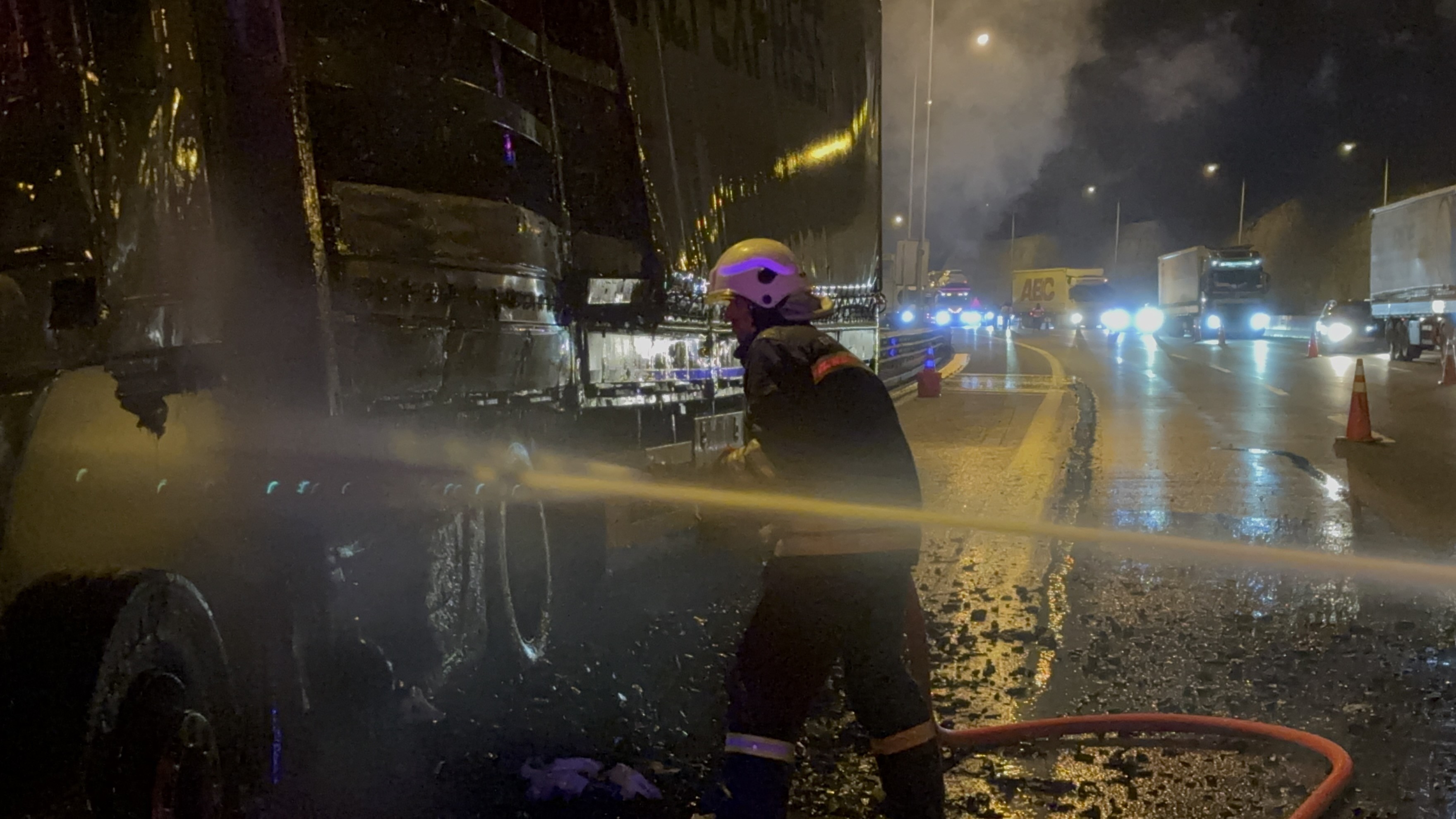 komur yuklu tir yandi 3 nN5UM7dB