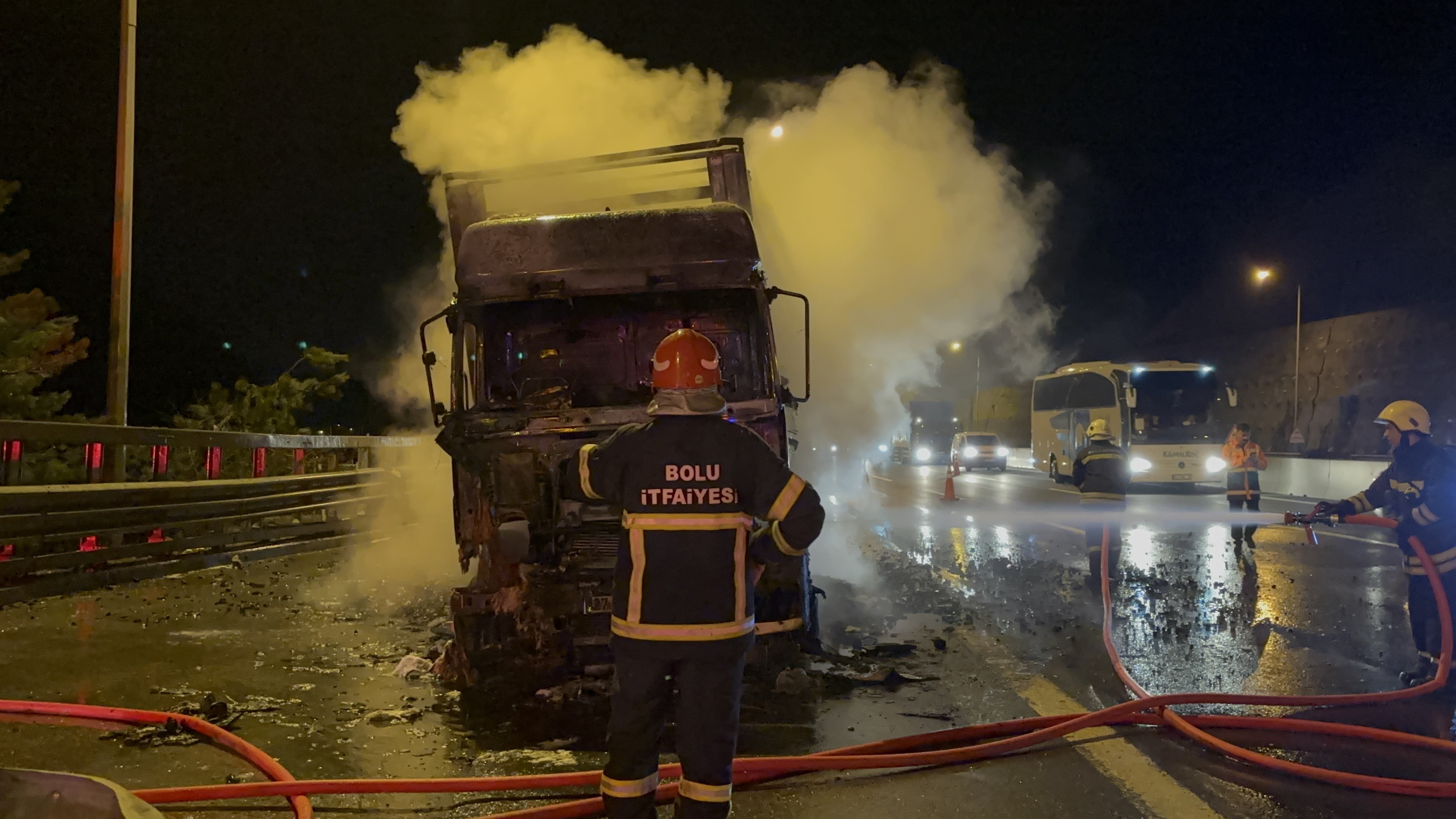 komur yuklu tir yandi 5 eEAmI55q