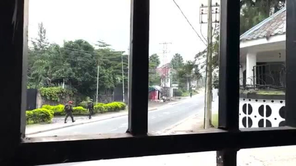 kongonun baskentinde protestolar duzelenirken askeri gucler doguda m23u yavaslatmaya calisiyor 8RQE9L8J