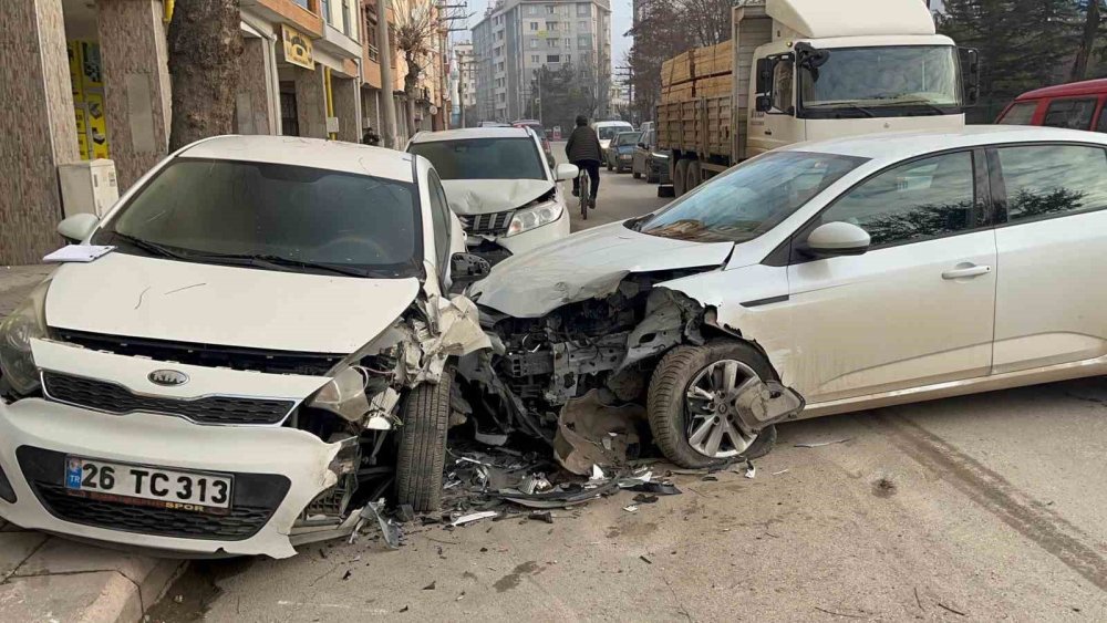 kontrolden cikan arac park halindeki 2 otomobile carpti 0