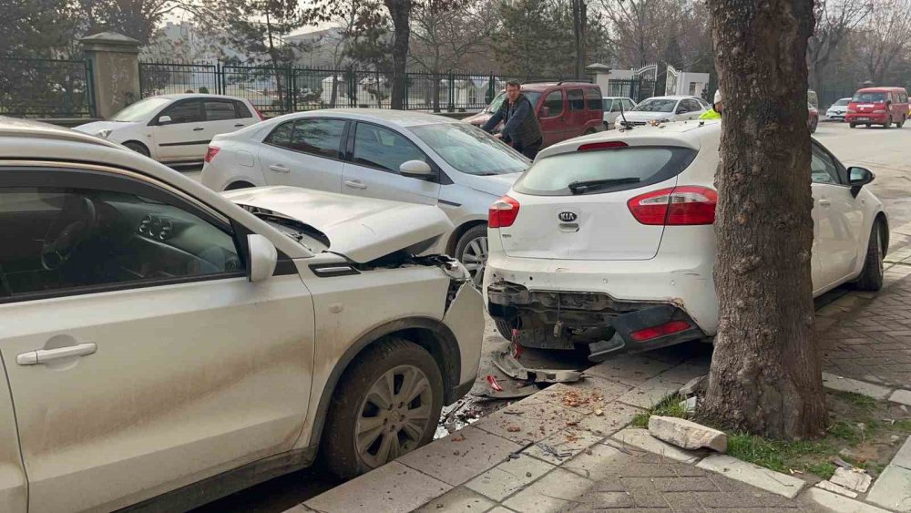 kontrolden cikan arac park halindeki 2 otomobile carpti 1 H6JlrpYM