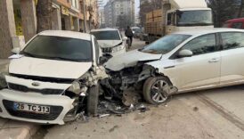 kontrolden cikan arac park halindeki 2 otomobile carpti geXgl7YF