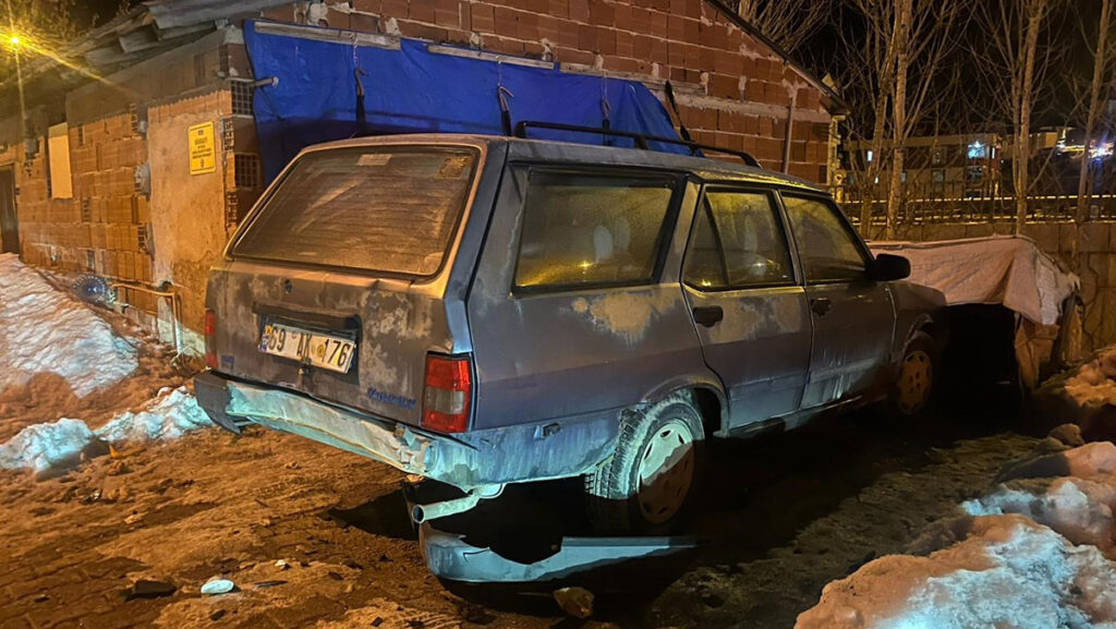 kontrolden cikan otomobil 3 araca carpti MALcdJRN