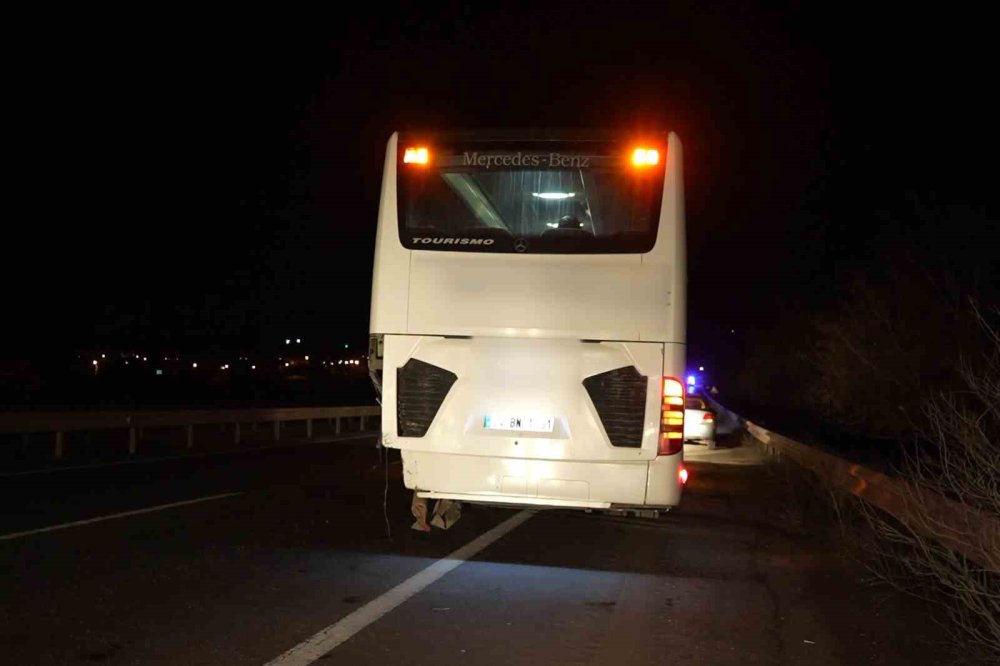 kontrolden cikan otomobil once bariyere sonra otobuse carpti 1 yarali 3