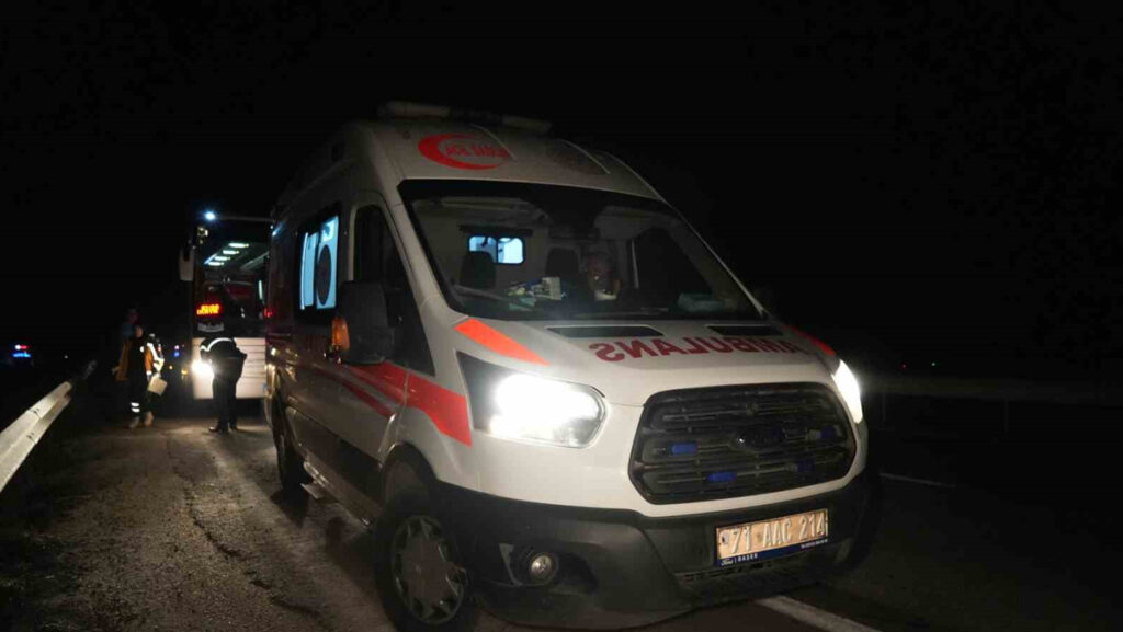 kontrolden cikan otomobil once bariyere sonra otobuse carpti 1 yarali OPaUYicF