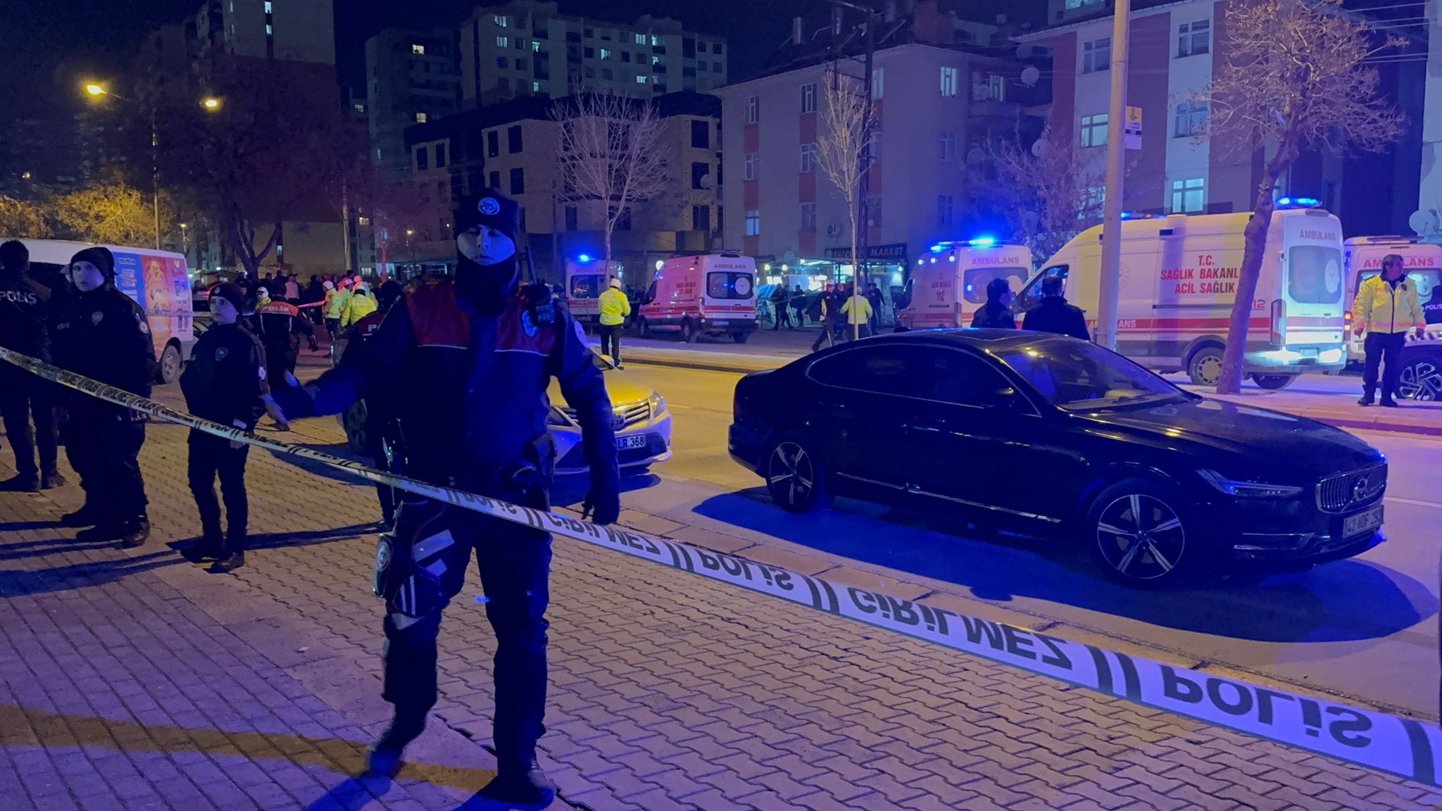 konyada 3 katli bina coktu enkaz altinda kalanlar var 1 SMvXtvNw