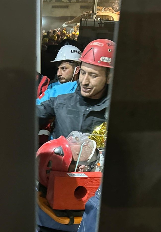 konyada coken binanin enkazindan 3 kisi canli olarak cikarildi 0 nets6Dy8