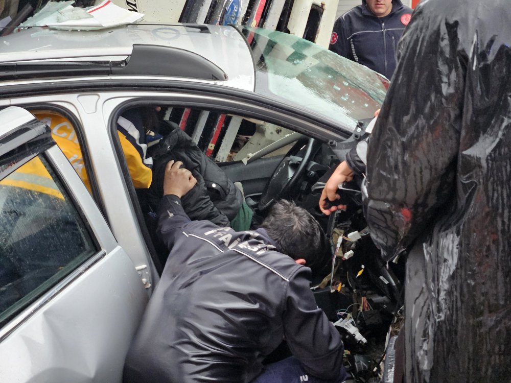 korkutan kaza surucu koltugundayken uzerine kamyon devrildi 8 ar9IQJ5u