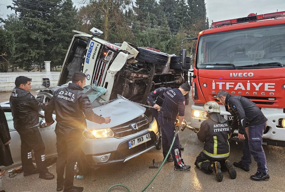 korkutan kaza surucu koltugundayken uzerine kamyon devrildi 9 qPYNjJGC
