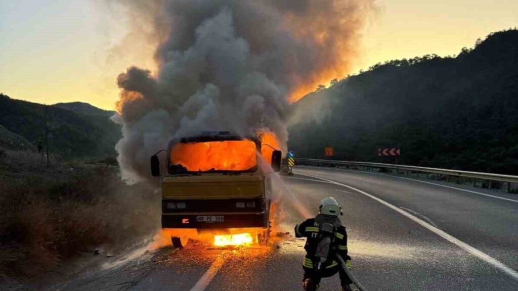 korkutan yangin yakit dolu tanker alev topuna dondu r3uk8EnK