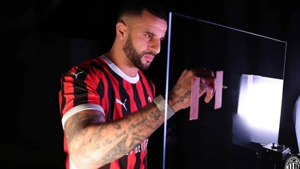 kyle walker resmen milanda beckhamin forma numarasini aldi KgkpElpc