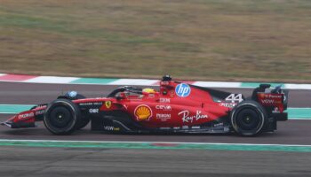 lewis hamilton ferrari ile ilk kez piste cikti jNWkvyZE