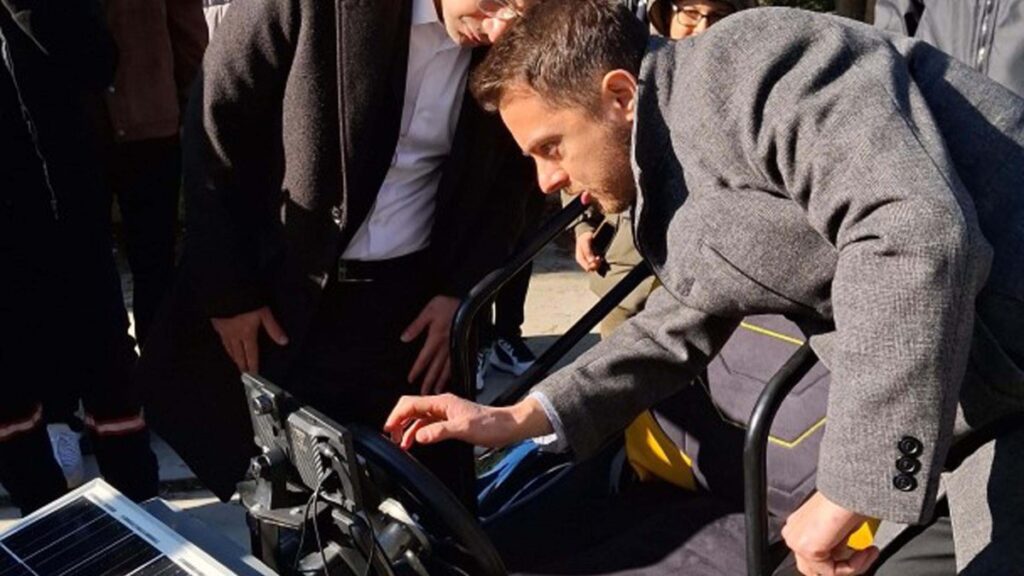 liseliler gunes enerjisiyle calisan arac gelistirdi mXJyccbL