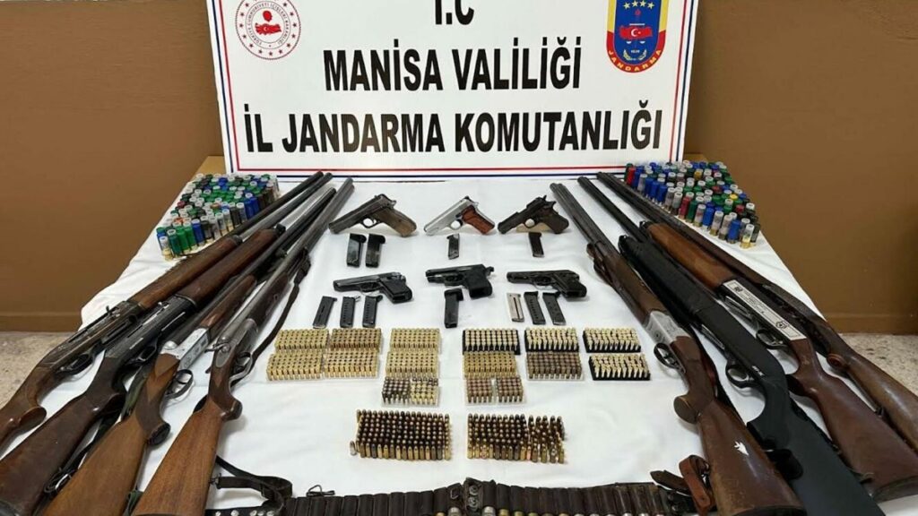 Manisa'da ruhsatsız silah operasyonu 3 manisada ruhsatsiz silah operasyonu lmABcS17