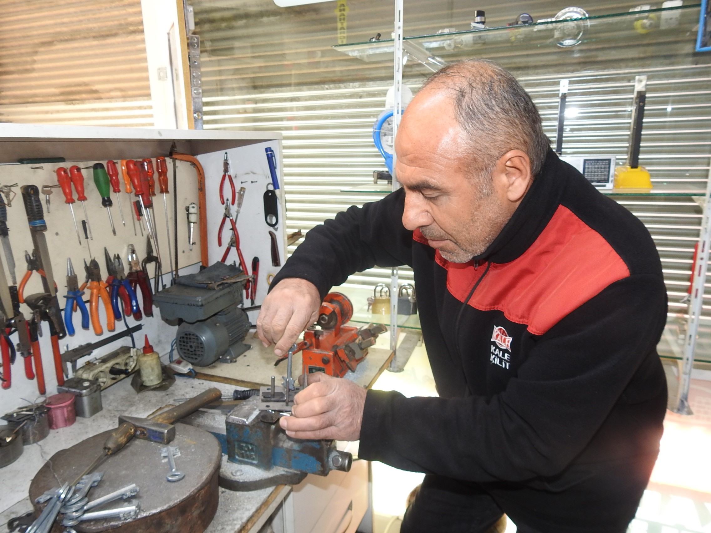 mesleginde iddiali benim yaptigim kilitler patlamaz 2 zUH4zgjt