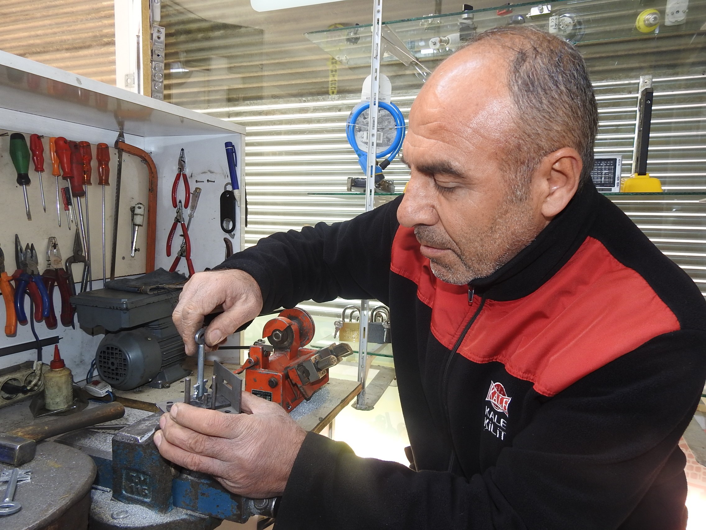 mesleginde iddiali benim yaptigim kilitler patlamaz 3 kAVghkz5