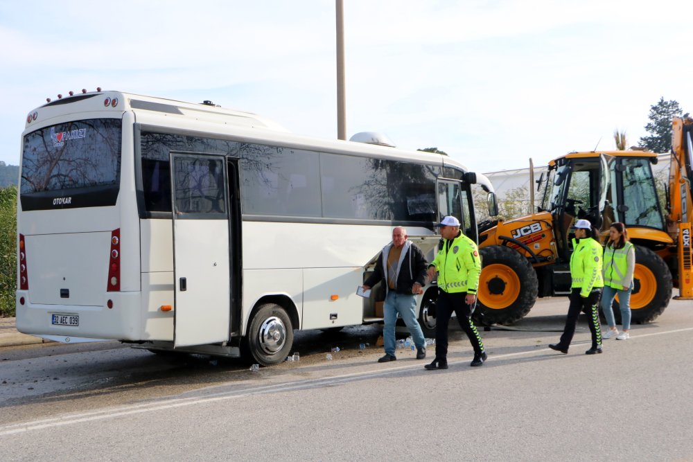 midibus ile is makinesi birbirine girdi 15i cocuk 23 yarali 0 gFdf3V6H