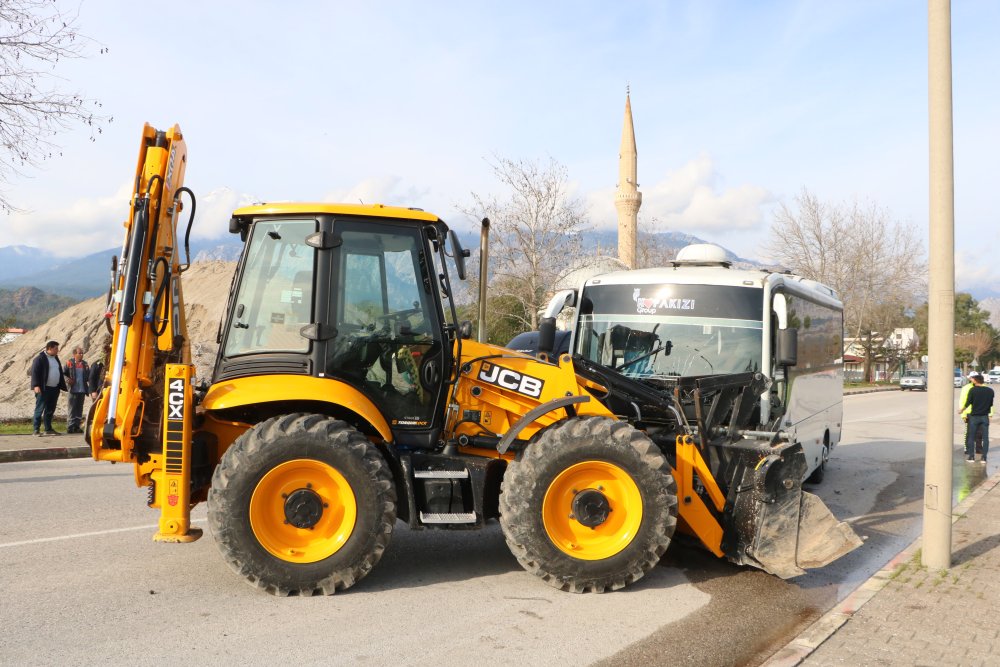 midibus ile is makinesi birbirine girdi 15i cocuk 23 yarali 1 LmBYBEWt