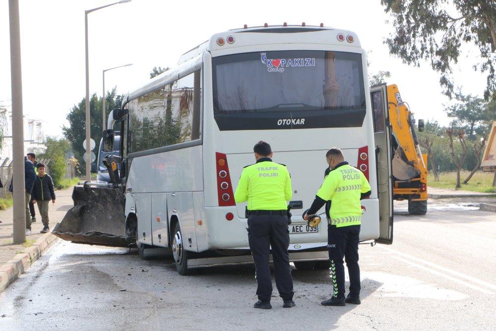 midibus ile is makinesi birbirine girdi 15i cocuk 23 yarali 3 9YyJAlmF