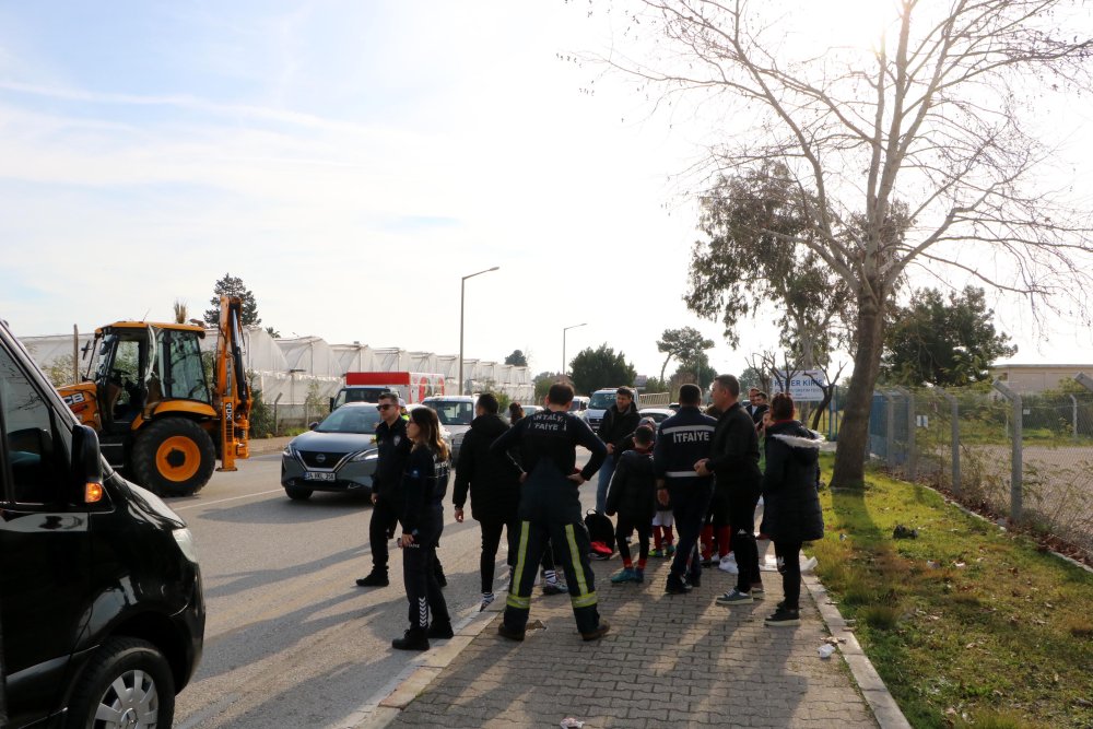midibus ile is makinesi birbirine girdi 15i cocuk 23 yarali 4 NYclzVHS