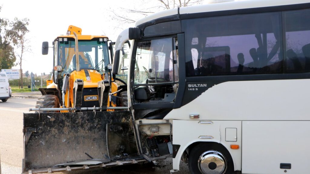 midibus ile is makinesi birbirine girdi 15i cocuk 23 yarali l927dlMM